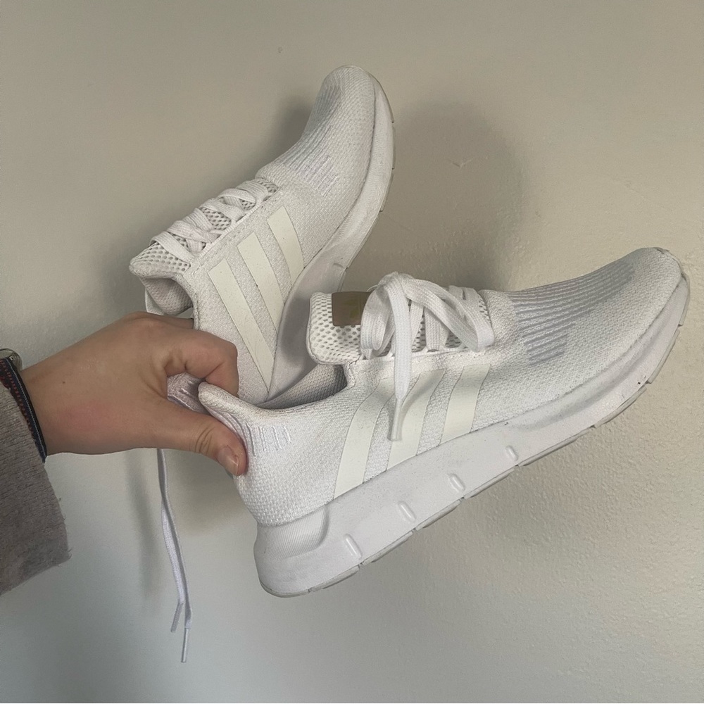 White adidas Swift run women’s sneakers